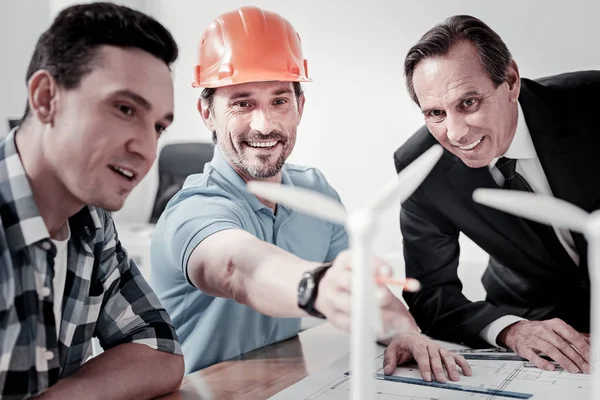 Hombres encantados estudiando nuevas fuentes de energía — Foto de Stock