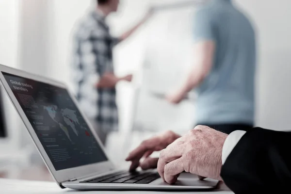 Närbild av manliga händer nämligen på tangentbord — Stockfoto