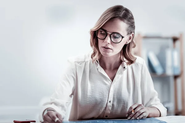 Aufmerksame Frau bei der Durchführung ihres Projekts — Stockfoto