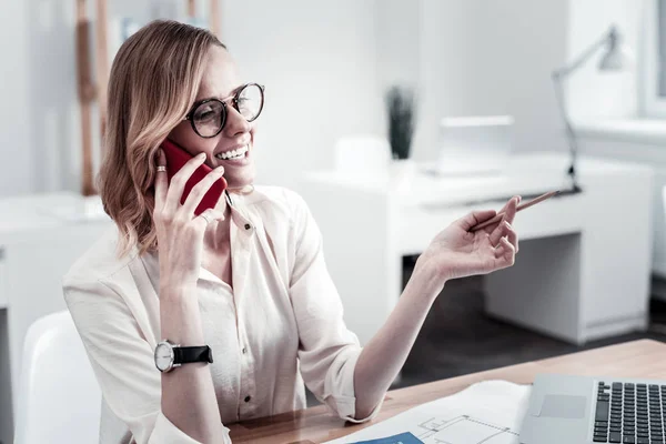 Avslappnad tjej som har positiva telefonsamtal — Stockfoto