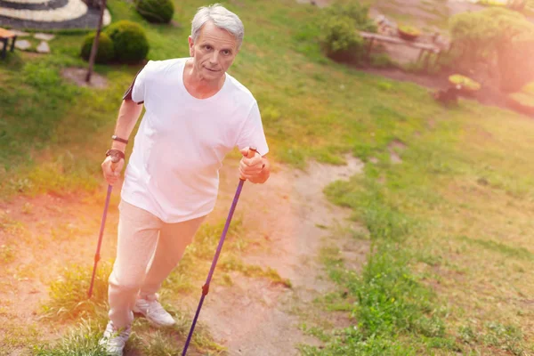 Volledige lengte van de oudere man met krukken — Stockfoto