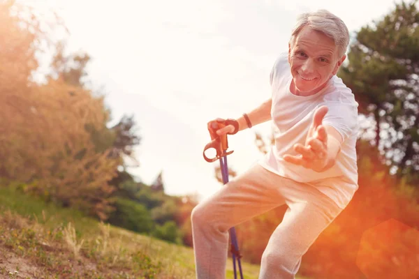 Positieve oudere man suggereren een hand van ondersteuning — Stockfoto