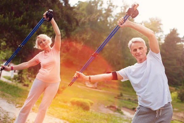 Famille âgée faisant des exercices avec des béquilles — Photo