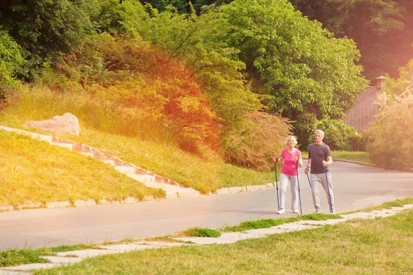 素晴らしいを持っている楽観的なカップルが一緒に歩く — ストック写真