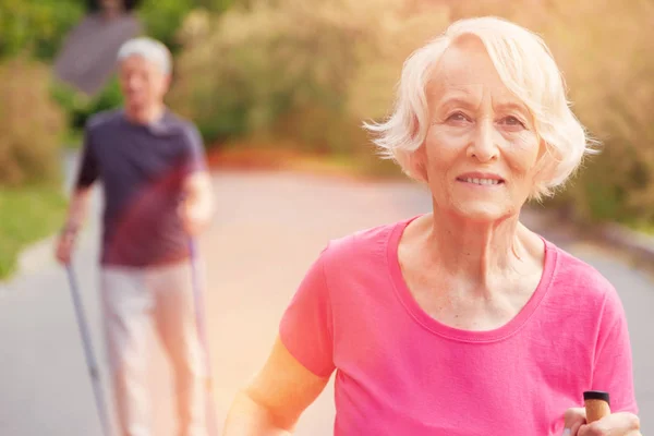 Uno sguardo positivo della donna anziana — Foto Stock