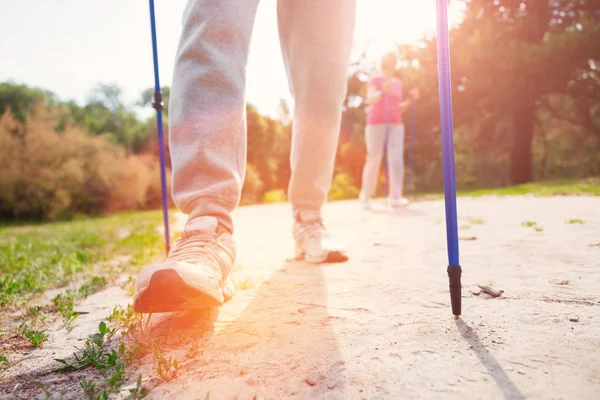 Närbild av äldre personer som använder promenader käppar — Stockfoto