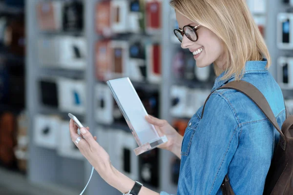 Aantrekkelijke jonge vrouw gonna besluit nemen — Stockfoto