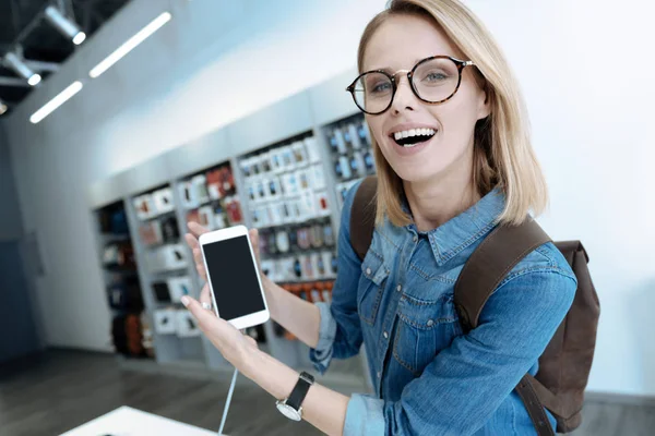 Alegre persona femenina posando en cámara — Foto de Stock