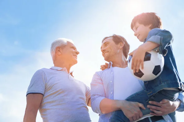 Três gerações de homens passando tempo ao ar livre — Fotografia de Stock