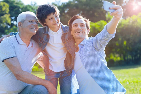 Famille multigénérationnelle prenant des photos à l'extérieur — Photo