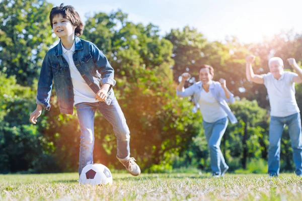 Vader en opa gejuich voor kleinzoon voetballen — Stockfoto