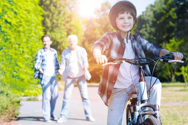 Emocionado niño aprendiendo a andar en bicicleta al aire libre — Foto de Stock