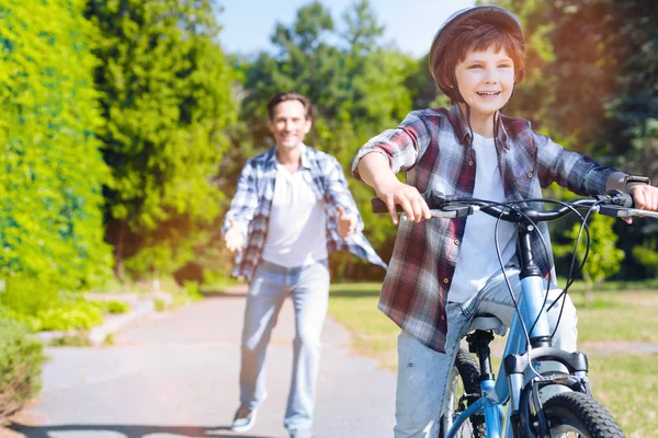 Dikkatli baba oğlu sıcak Bisiklete binmek için öğretim — Stok fotoğraf