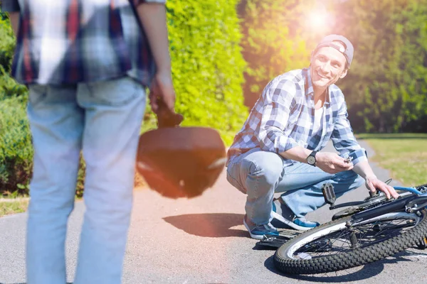 Kijken vader zoon tot vaststelling van de fiets in park — Stockfoto