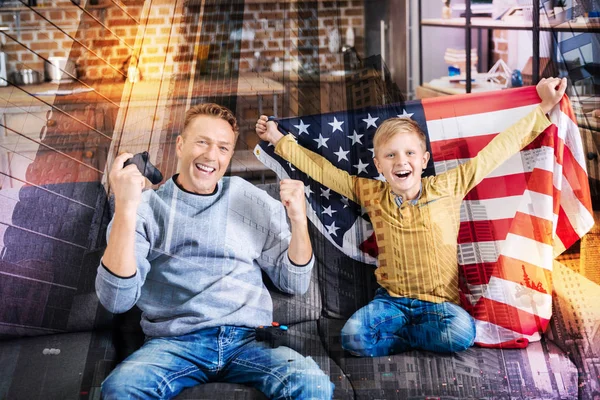Ευτυχισμένος Αμερικανοί γιορτάζουν τη νίκη της ομάδας τους και να αναζητούν ενθουσιασμένοι — Φωτογραφία Αρχείου