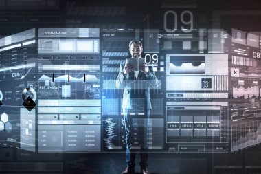 Gülümseyen adam ofisinde dururken tablet bakarak