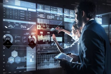 Onların yeni programı tartışırken gülümseyen hevesli programcı