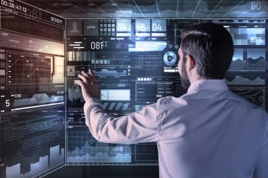 Tek başına çalışırken ekran dokunaklı sakin programcı