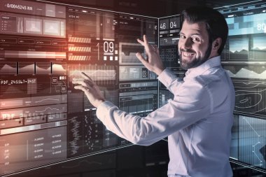 Neşeyle modern teknolojiler ile çalışırken gülümseyen pozitif uzman