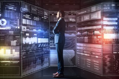 Şeffaf ekrana bakarak ve düşünme ciddi programcısı