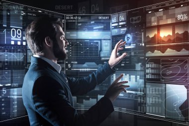 İyimser programcı iş kolay bir parçası yaparken mutlu hissediyor