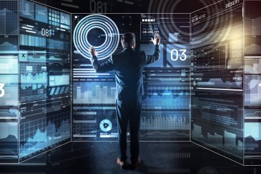 Zarif programcı çalışırken fütüristik teknolojileri hayran