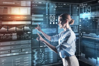 Yeni aygıt ile çalışırken gülümseyen neşeli yetenekli uzman