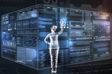 Pozitif programcı büyük bir ekran ile çalışırken güveniyor