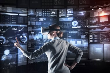 Gülümseyen ve iş yerinde olurken ekrana işaret özenli programcısı