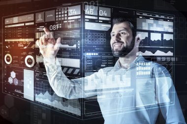 Neşeli programcı onun modern ekipman dokunmadan süre gülümseyen