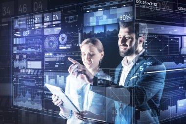 Genç adam meslektaşı bir tablet tutarak iken ekrana işaret