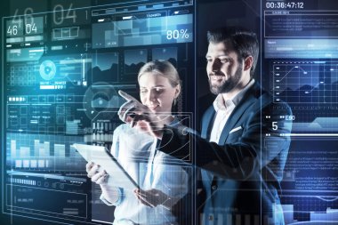 Birlikte çalışırken gülümseyen neşeli dostu programcılar