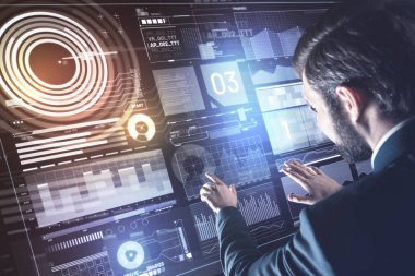 Şeffaf ekran dokunaklı ve düşünme sakallı genç programcısı
