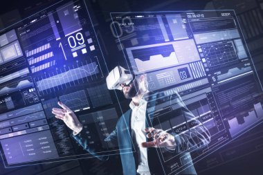 Sanal gerçeklik aygıtı kullanırken etkilendim duygu heyecanlı genç adam