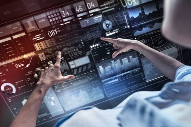 İki parmağınızla ekrana işaret eden deneyimli profesyonel programcılar