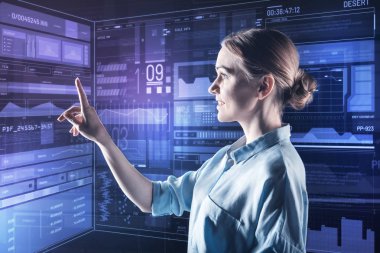 Memnun programcı iyi sonuçlar bakarken parmağını koyarak