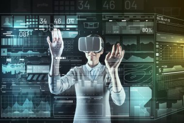 Sanal gerçeklik aygıt giyen ve ellerini koyarak genç programcı