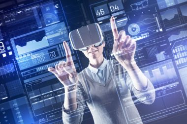 Yaratıcı programcı bir fikir elde ederken ekrana işaret