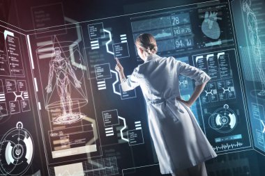 Süre çalışma şeffaf ekran işaret eden ilerici doktor