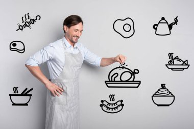 Mutlu yemek pişirme sırasında bir tavuk baharat koyarak