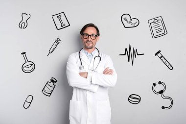 Profesyonel doktor süre ayakta ve hastalar için bekleyen gülümseyen