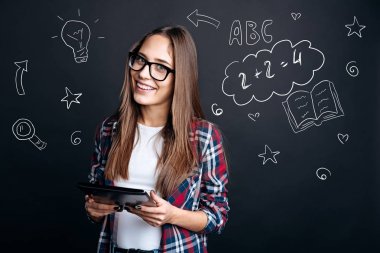 Modern bir mermiyi tutuyor ve baktılar seyir neşeli öğrenci