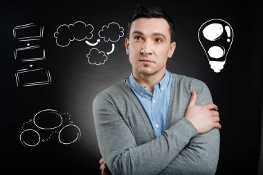 Kollarını çapraz duran akıllı çalışan ve düşünme