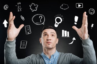 Harika bir fikir elde ederken ellerini koyarak duygusal çalışan