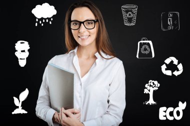 Ecofriendly olmak ve doğa yardımcı sevindim duygu genç kadın