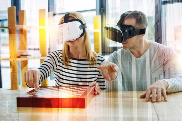 Attente jonge mensen Schaken terwijl het dragen van de VR-bril — Stockfoto