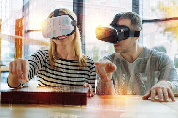 Vriendelijke jonge mensen spelen Schaken in virtual reality en gevoel ook geïnteresseerd — Stockfoto