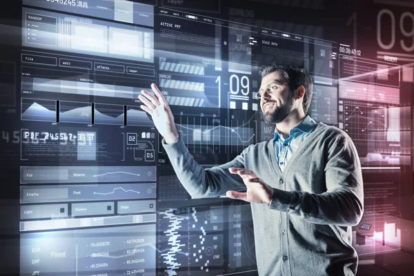 Positiv bearded man ler och flytta ikoner på skärmen transparent — Stockfoto