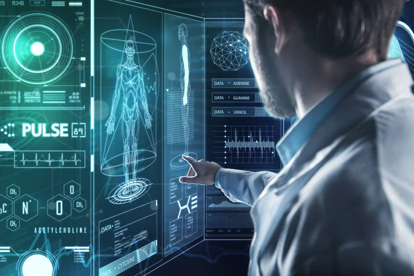 Medico intelligente che punta allo schermo mentre lavora con le tecnologie moderne — Foto Stock