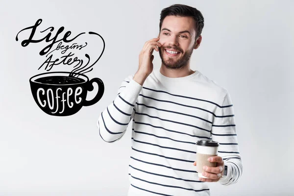 Pessoa alegre bebendo café saboroso e falando ao telefone — Fotografia de Stock
